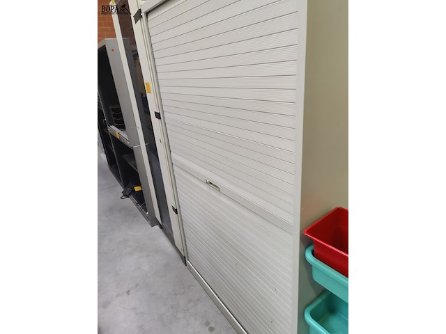 Lot 32 - metalen dossierkast - afbeelding 2 van  3