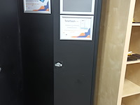 Lot 32 - metalen dossierkast - afbeelding 1 van  3