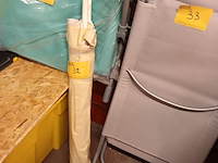 Lot 32 - parasol - afbeelding 1 van  2