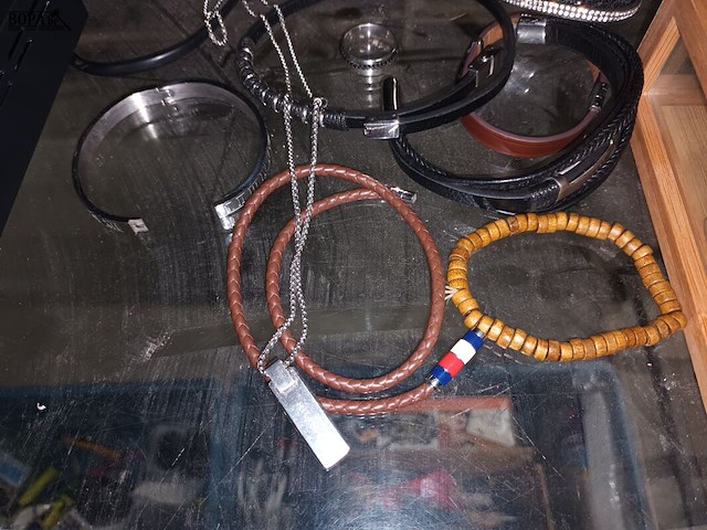 Lot 32 - polshorloges en armbanden. 16 stuks - afbeelding 3 van  8