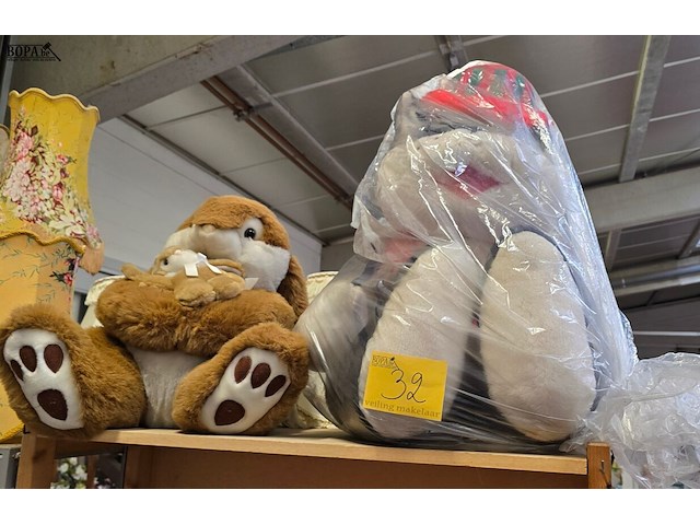 Lot 32 - reuze knuffels, konijn met baby en kat - afbeelding 1 van  3