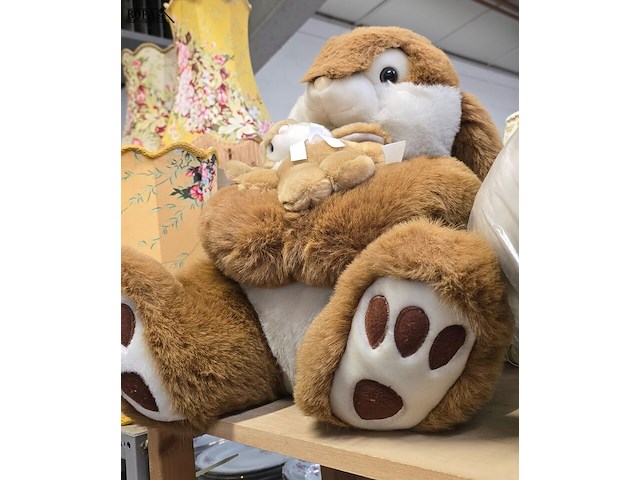 Lot 32 - reuze knuffels, konijn met baby en kat - afbeelding 2 van  3