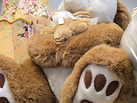 Lot 32 - reuze knuffels, konijn met baby en kat - afbeelding 2 van  3