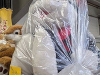 Lot 32 - reuze knuffels, konijn met baby en kat - afbeelding 3 van  3