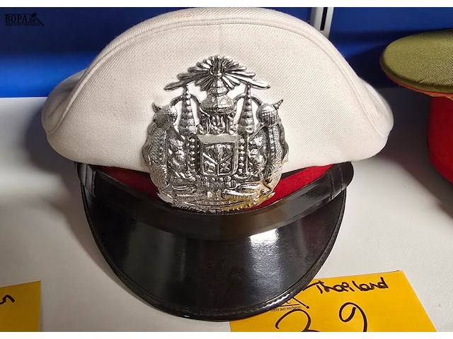 Lot 32 - thailand 1 kepie - afbeelding 1 van  3