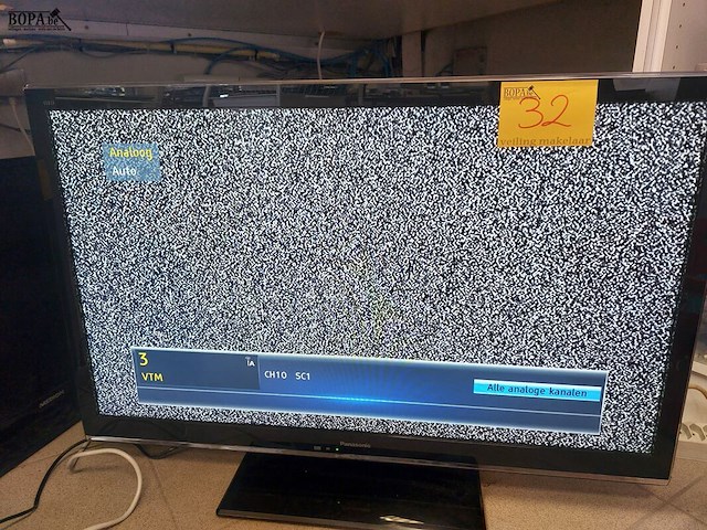 Lot 32 - tv panasonic tx-l37e5e - afbeelding 1 van  4