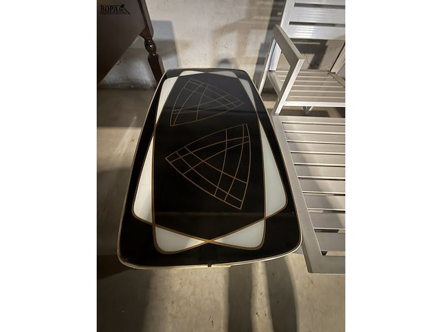Lot 32 - vintage formica salontafel zwart, wit en goudpatroon - afbeelding 1 van  5
