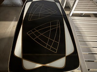 Lot 32 - vintage formica salontafel zwart, wit en goudpatroon - afbeelding 1 van  5