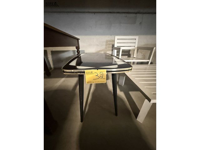 Lot 32 - vintage formica salontafel zwart, wit en goudpatroon - afbeelding 2 van  5