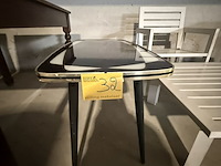Lot 32 - vintage formica salontafel zwart, wit en goudpatroon - afbeelding 2 van  5