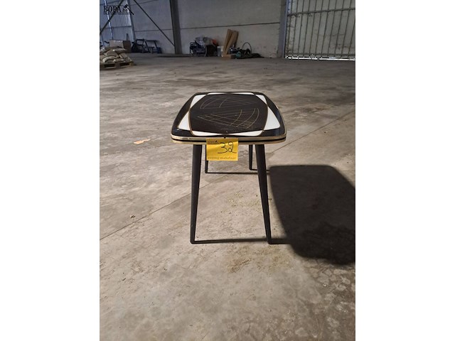 Lot 32 - vintage formica salontafel zwart, wit en goudpatroon - afbeelding 3 van  5