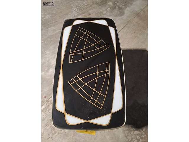 Lot 32 - vintage formica salontafel zwart, wit en goudpatroon - afbeelding 4 van  5