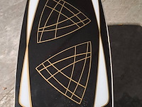 Lot 32 - vintage formica salontafel zwart, wit en goudpatroon - afbeelding 4 van  5