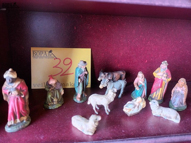Lot 32 - vintage miniatuur kerststalfiguren. 12 stuks - afbeelding 1 van  6