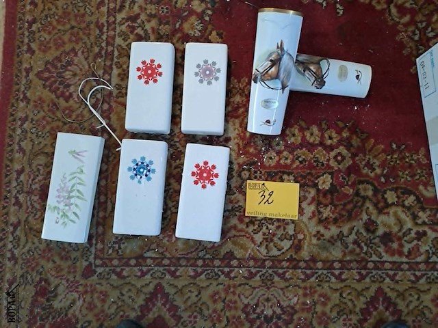Lot 32 - vintage poseleinen radiatorbevochtigers - afbeelding 1 van  4