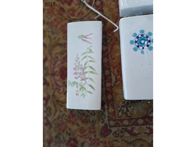 Lot 32 - vintage poseleinen radiatorbevochtigers - afbeelding 4 van  4