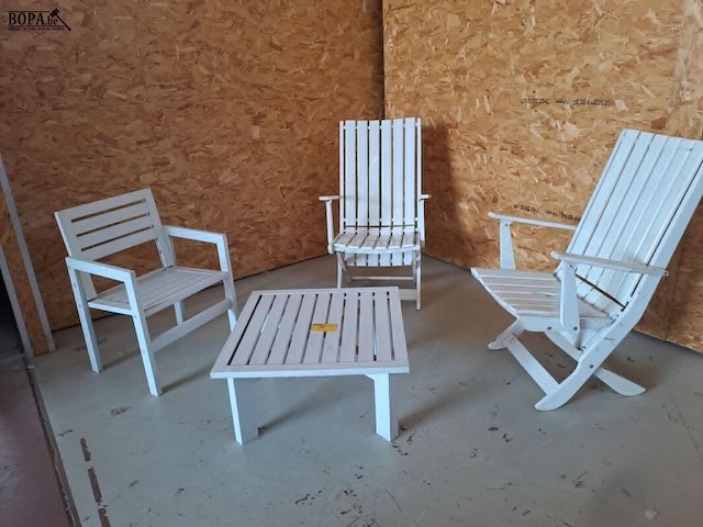 Lot 32 - vintage tuinset wit: plastiek en hout - afbeelding 1 van  6