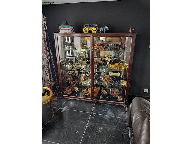 Lot 32 - vitrinekast - afbeelding 1 van  4