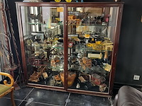 Lot 32 - vitrinekast - afbeelding 1 van  4