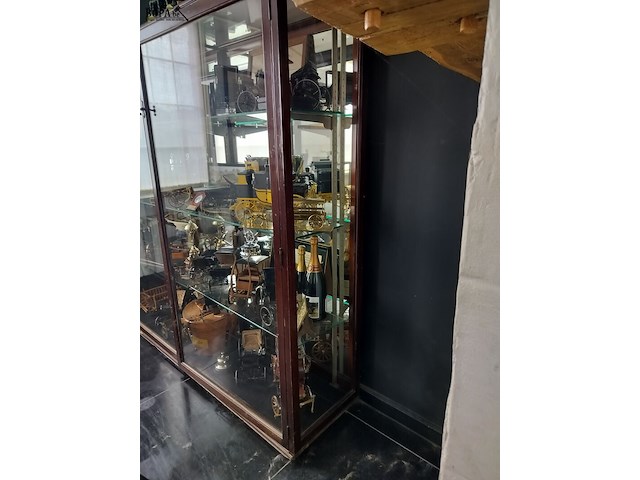 Lot 32 - vitrinekast - afbeelding 2 van  4