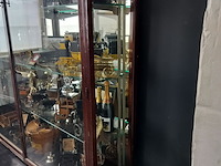 Lot 32 - vitrinekast - afbeelding 2 van  4
