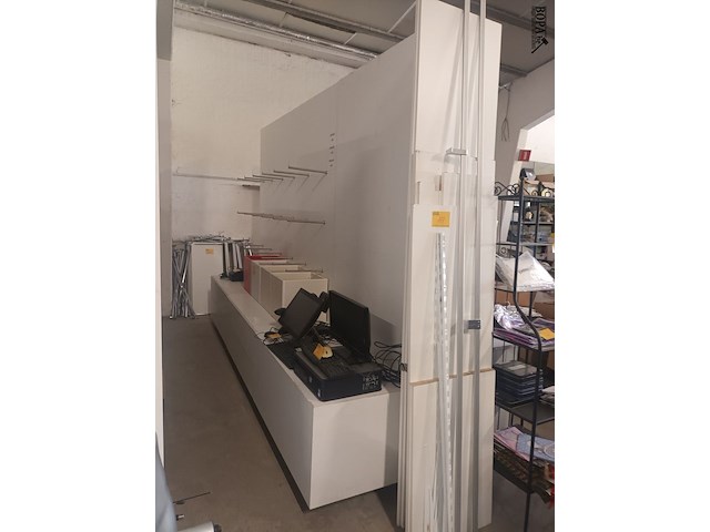Lot 32 - winkel dubbelzijdige displaywand - afbeelding 1 van  2