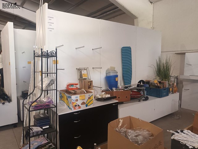 Lot 32 - winkel dubbelzijdige displaywand - afbeelding 2 van  2