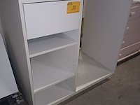 Lot 32 - winkelmeubel met lade - afbeelding 1 van  3