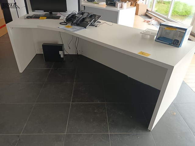Lot 32 - witte bureau met schuine hoek - afbeelding 1 van  2