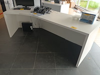 Lot 32 - witte bureau met schuine hoek - afbeelding 1 van  2
