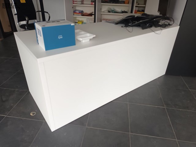Lot 32 - witte bureau met schuine hoek - afbeelding 2 van  2