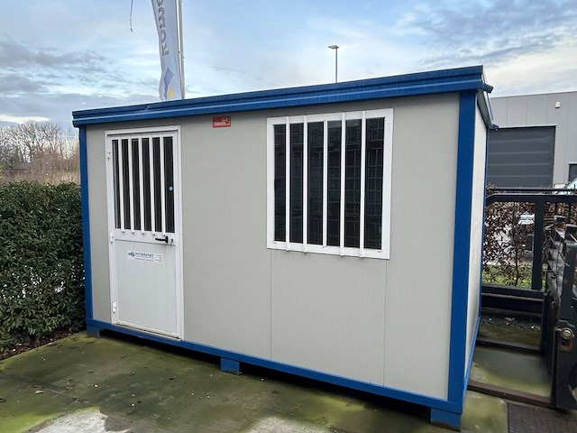 Lot 32 werfcontainer - afbeelding 1 van  14