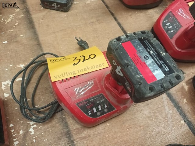 Lot 320 - lader en accu milwaukee - afbeelding 1 van  3