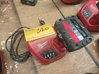 Lot 320 - lader en accu milwaukee - afbeelding 1 van  3