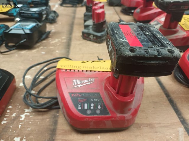 Lot 320 - lader en accu milwaukee - afbeelding 2 van  3