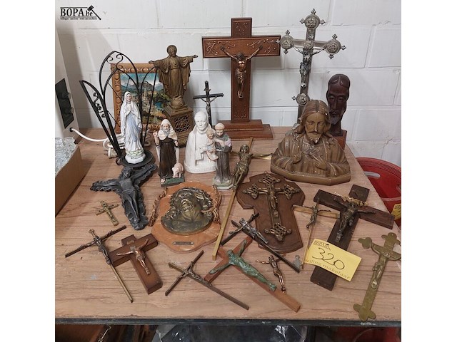 Lot 320 - lot kruisbeelden en religie, ong 26 stuks - afbeelding 1 van  3