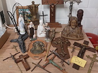 Lot 320 - lot kruisbeelden en religie, ong 26 stuks - afbeelding 1 van  3