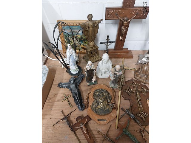 Lot 320 - lot kruisbeelden en religie, ong 26 stuks - afbeelding 2 van  3