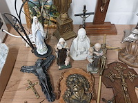Lot 320 - lot kruisbeelden en religie, ong 26 stuks - afbeelding 2 van  3
