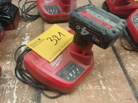 Lot 321 - lader en accu milwaukee - afbeelding 1 van  2