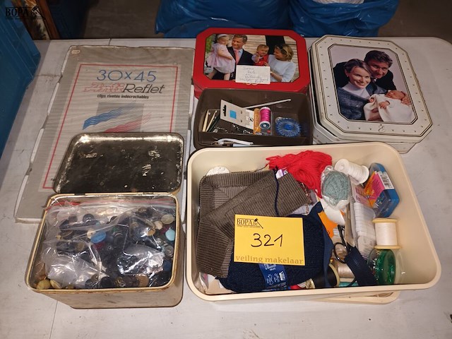 Lot 321 - naaigerei, fotolijst, blikken dozen - afbeelding 1 van  5
