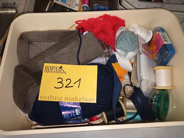 Lot 321 - naaigerei, fotolijst, blikken dozen - afbeelding 3 van  5
