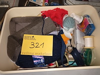 Lot 321 - naaigerei, fotolijst, blikken dozen - afbeelding 3 van  5