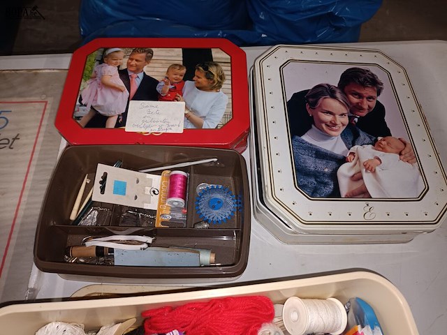 Lot 321 - naaigerei, fotolijst, blikken dozen - afbeelding 4 van  5