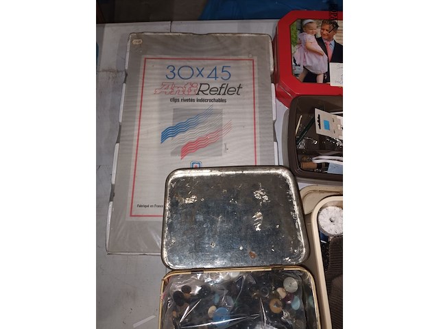 Lot 321 - naaigerei, fotolijst, blikken dozen - afbeelding 5 van  5