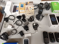 Lot 321 - oude gsm’s en toebehoren. 30 stuks - afbeelding 2 van  7