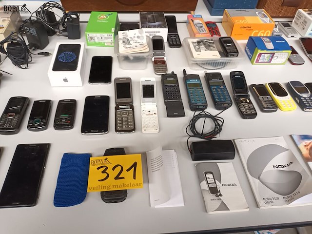 Lot 321 - oude gsm’s en toebehoren. 30 stuks - afbeelding 4 van  7