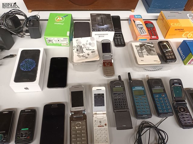 Lot 321 - oude gsm’s en toebehoren. 30 stuks - afbeelding 5 van  7