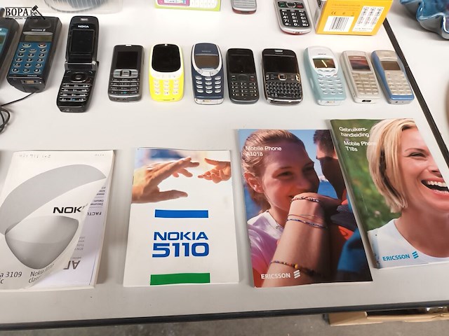 Lot 321 - oude gsm’s en toebehoren. 30 stuks - afbeelding 7 van  7