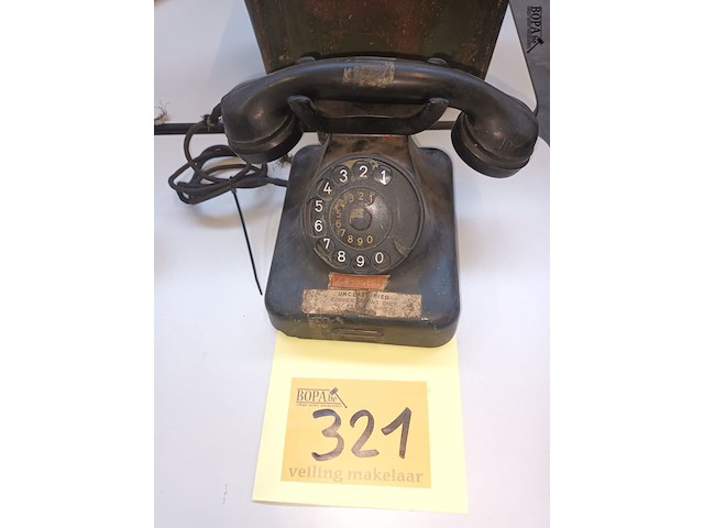 Lot 321 - telefoon in bakeliet - afbeelding 1 van  2